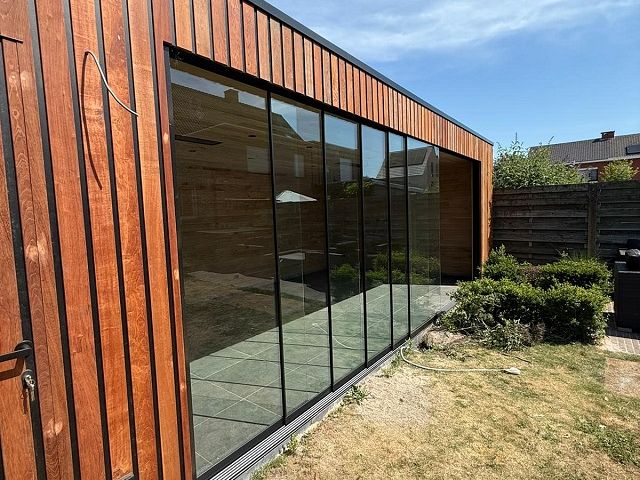 Bijgebouw met glazen schuiframen te Ravels
