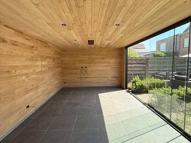 Bijgebouw met glazen schuiframen te Ravels