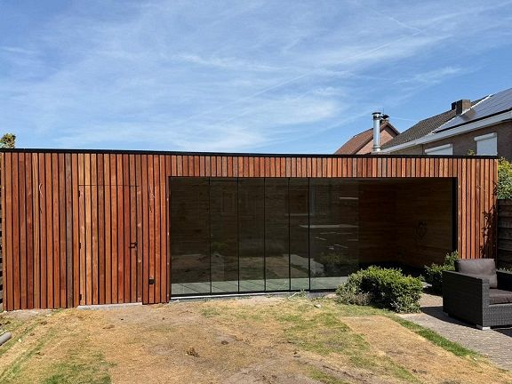 Bijgebouw met glazen schuiframen te Ravels