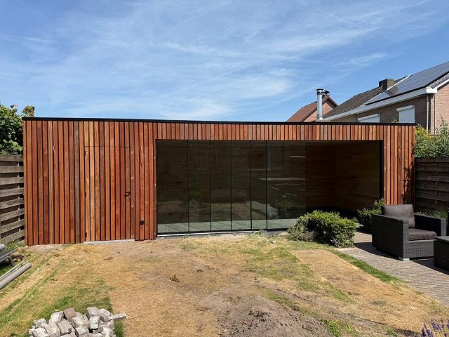 Bijgebouw met glazen schuiframen te Ravels