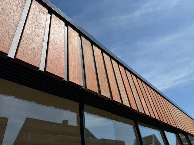 Bijgebouw met glazen schuiframen te Ravels