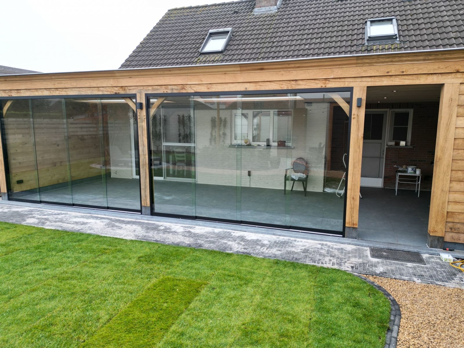 Tuinaanleg met overkapping en tuinberging te Weelde