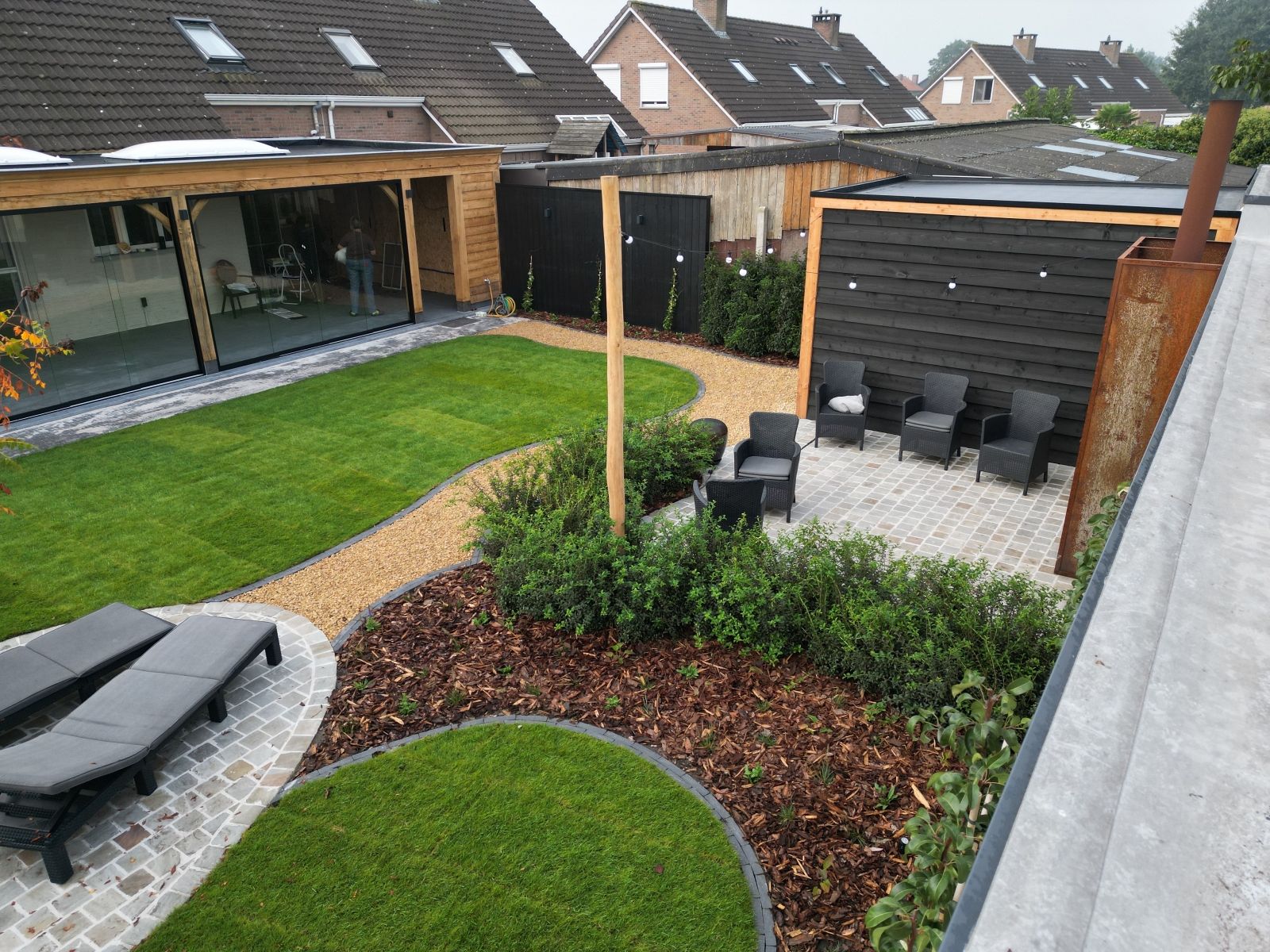 Tuinaanleg met overkapping en tuinberging te Weelde