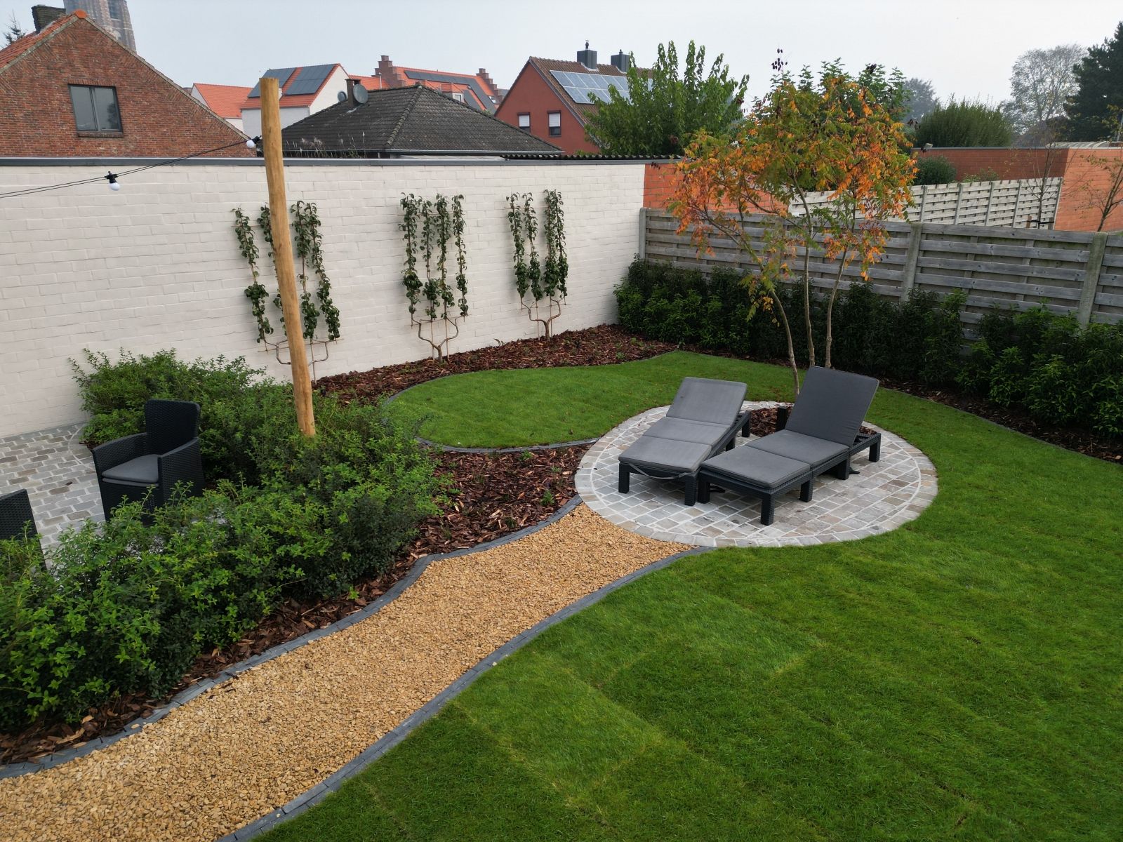 Tuinaanleg met overkapping en tuinberging te Weelde