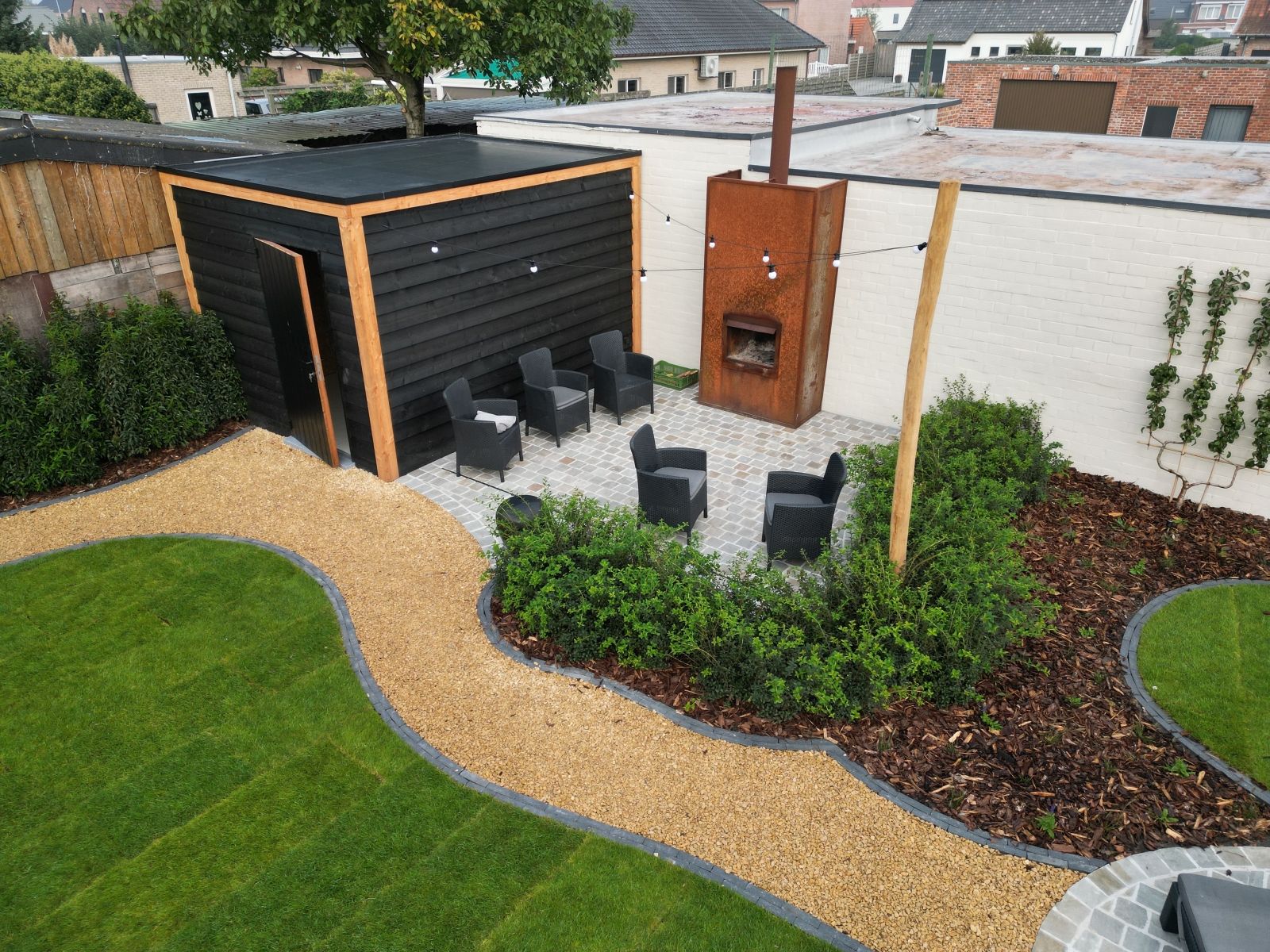 Tuinaanleg met overkapping en tuinberging te Weelde