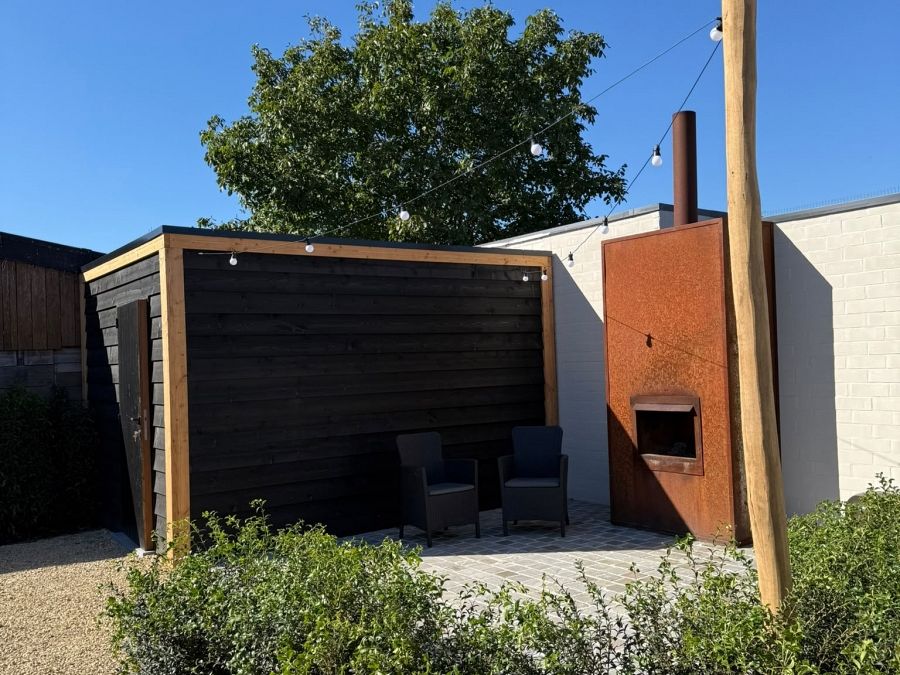 Tuinaanleg met overkapping en tuinberging te Weelde