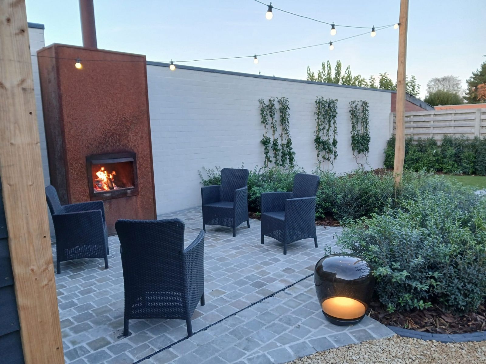 Tuinaanleg met overkapping en tuinberging te Weelde