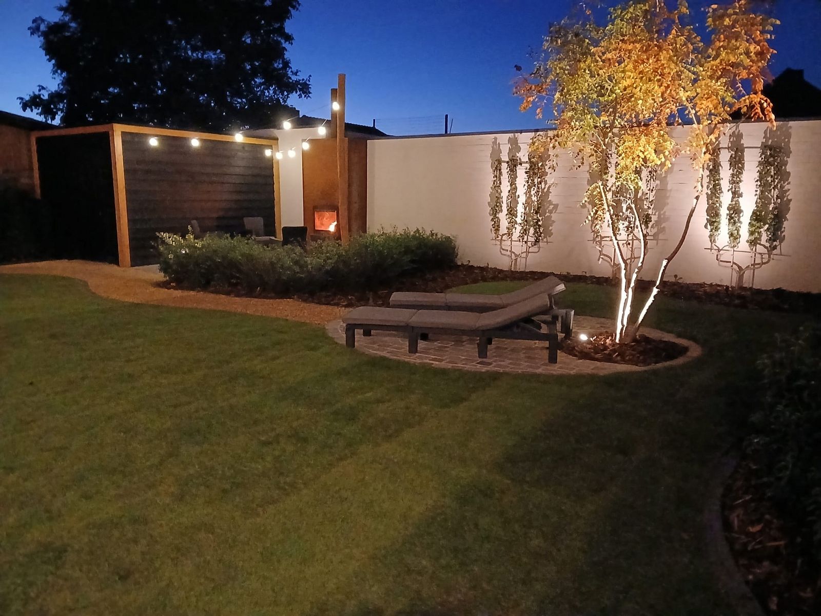 Tuinaanleg met overkapping en tuinberging te Weelde