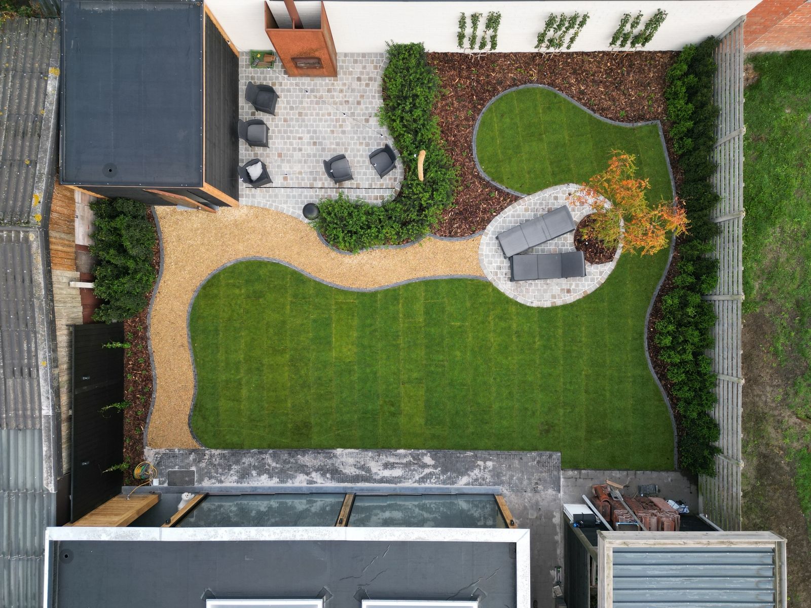 Tuinaanleg met overkapping en tuinberging te Weelde