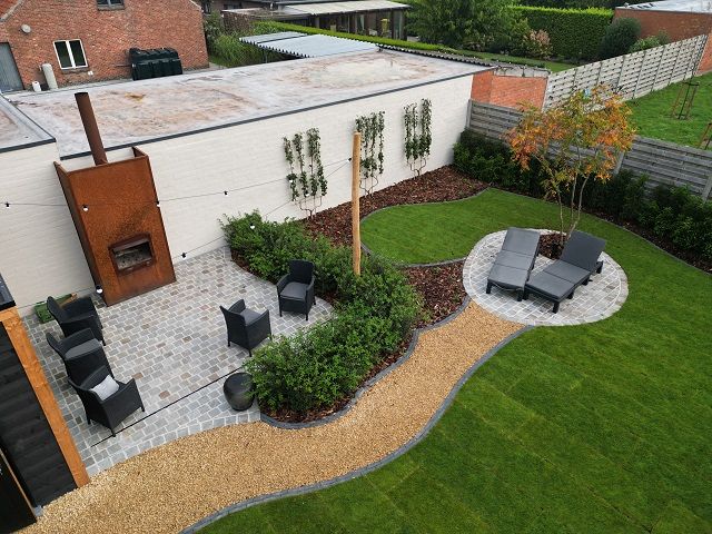 Tuinaanleg met overkapping en tuinberging te Weelde