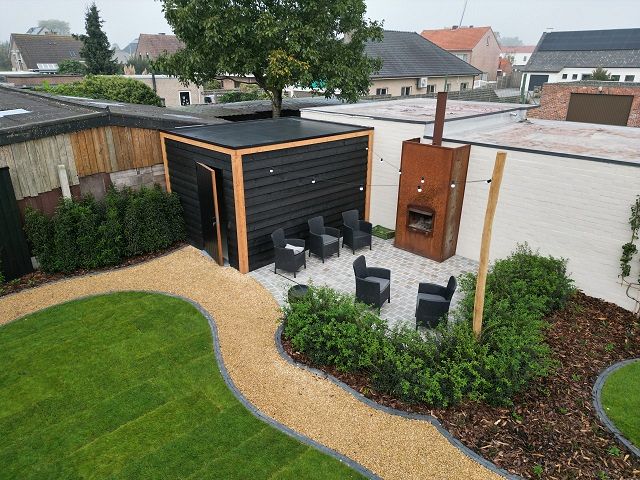 Tuinaanleg met overkapping en tuinberging te Weelde