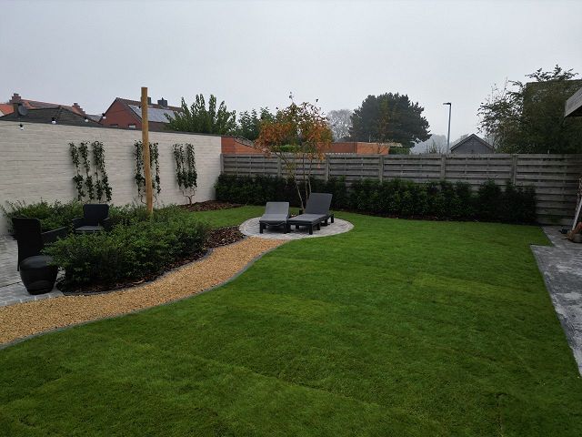 Tuinaanleg met overkapping en tuinberging te Weelde
