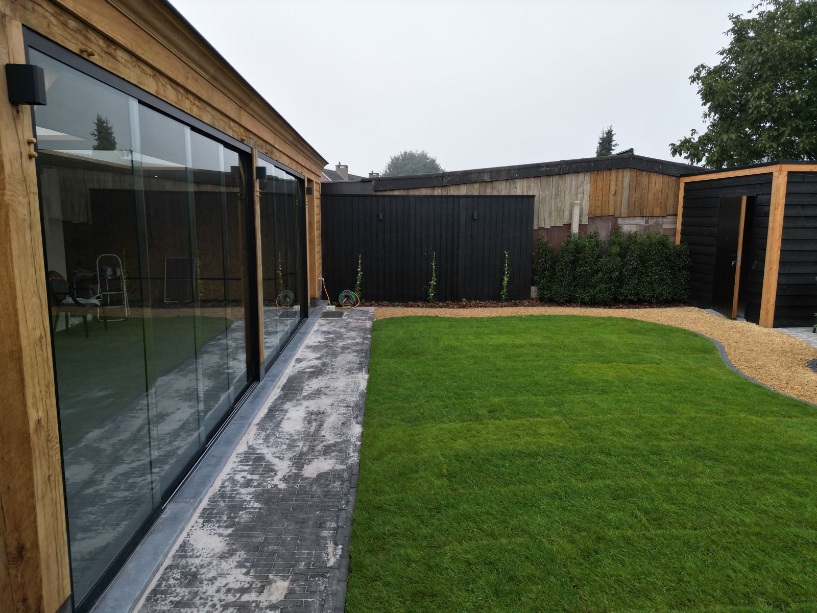 Tuinaanleg met overkapping en tuinberging te Weelde